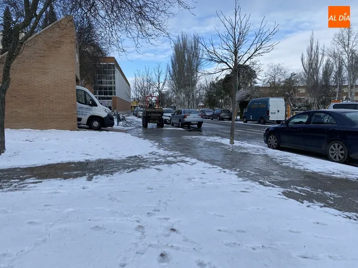 Foto 10 - M&aacute;s de 5 toneladas de sal ya esparcidas en el operativo especial por la nevada en el que trabajan...