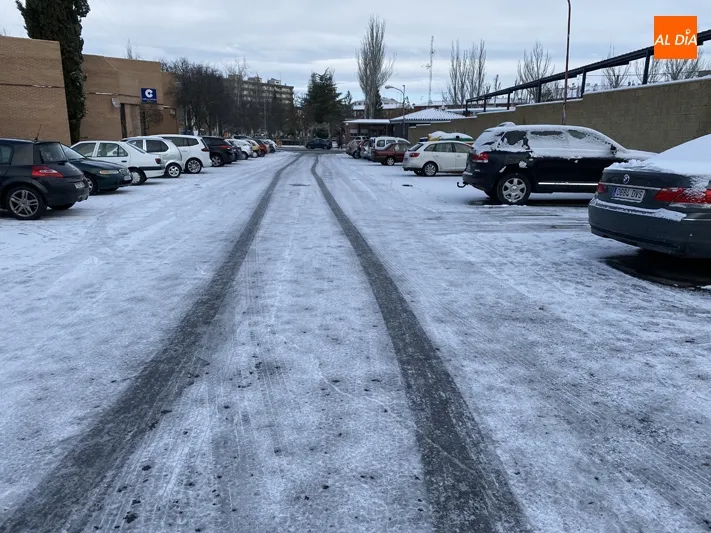 Foto 8 - M&aacute;s de 5 toneladas de sal ya esparcidas en el operativo especial por la nevada en el que trabajan...