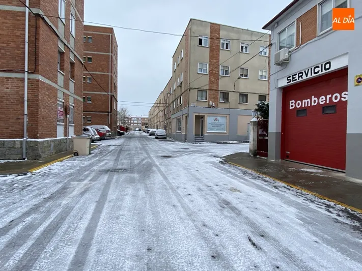 Foto 2 - M&aacute;s de 5 toneladas de sal ya esparcidas en el operativo especial por la nevada en el que trabajan...