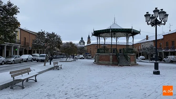 La Plaza de España amanecía con un manto blanco tras la nevada caída en la madrugada de hoy