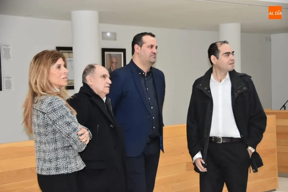 El primer edil, David Mingo, junto a Chabela de la Torre y Pepe Fuentes acompañan a Roberto Barragán