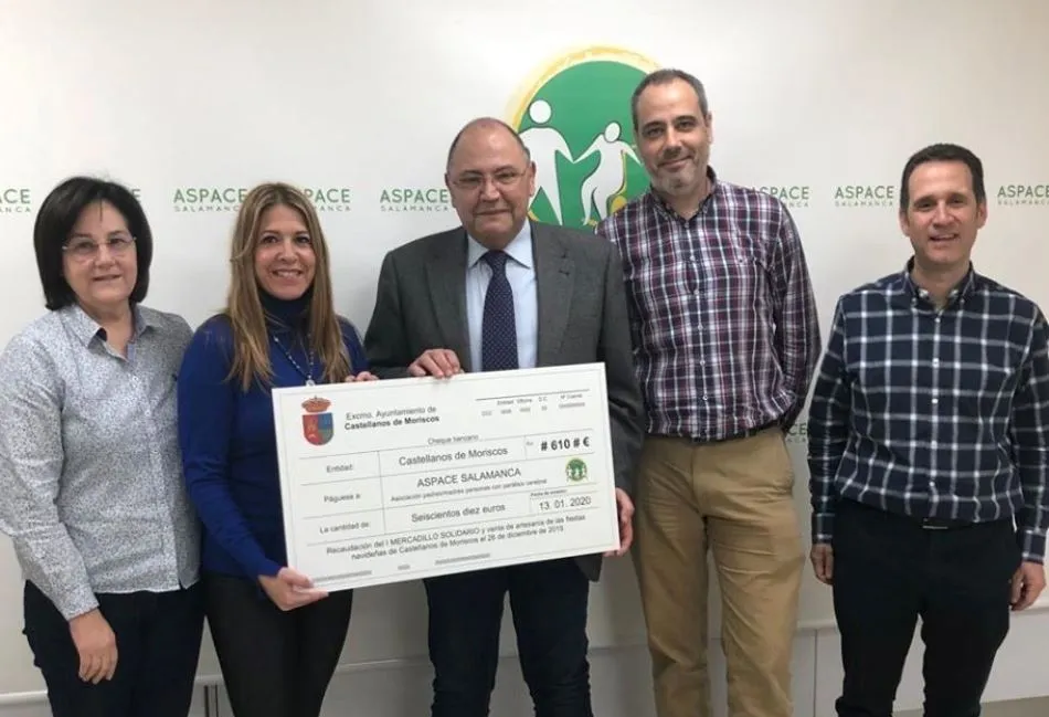 El presidente de Aspace, Jesús Alberto Martín recibe el cheque de manos de Victoria Manjón.