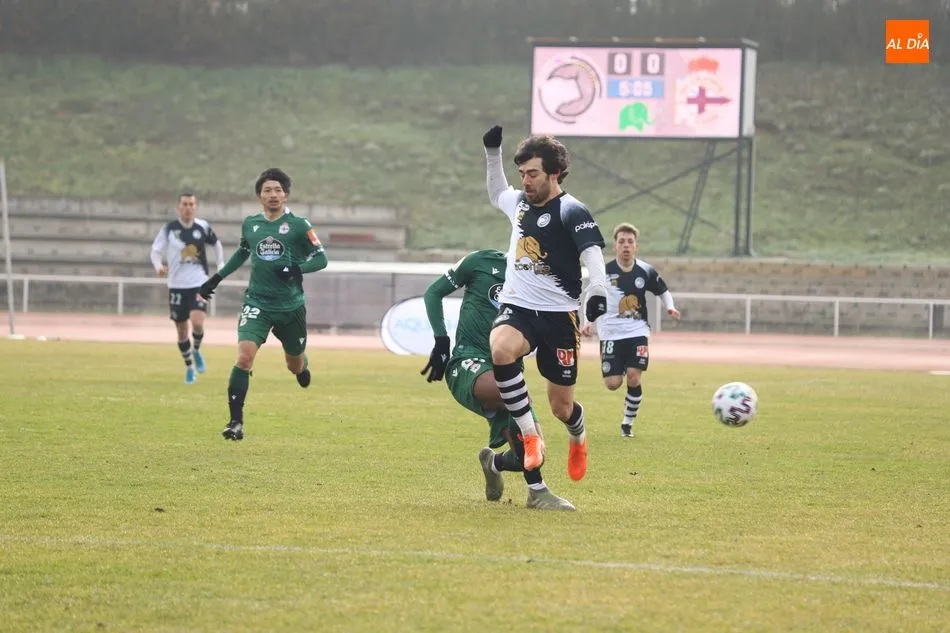Navas, en una carrera en el partido con el Dépor