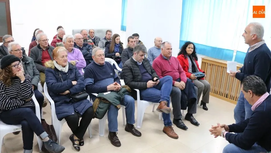 El diputado provincial, Jesús María Ortiz, presentaba a los intervinientes en la reunión / CORRAL