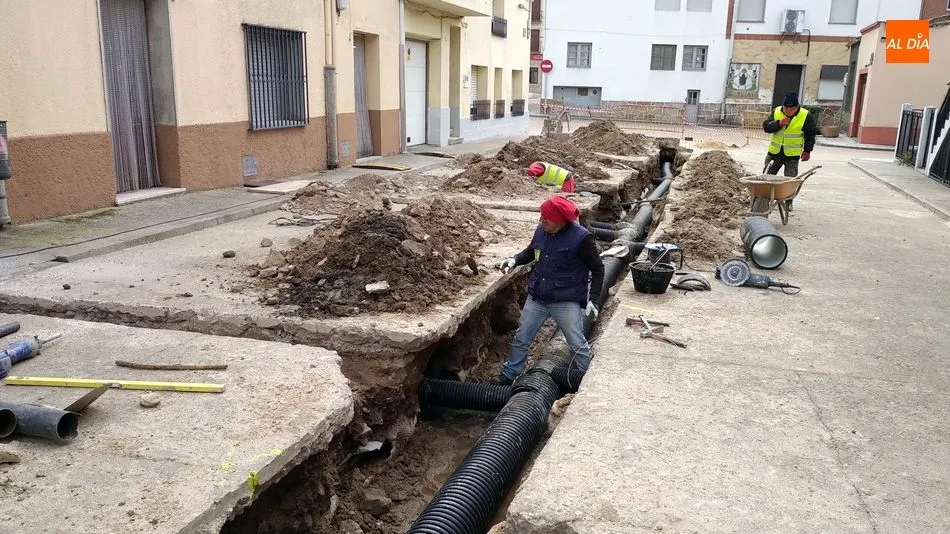 Foto 5 - Avanzan a buen ritmo las obras de saneamiento y pavimentaci&oacute;n en las calles de Lumbrales