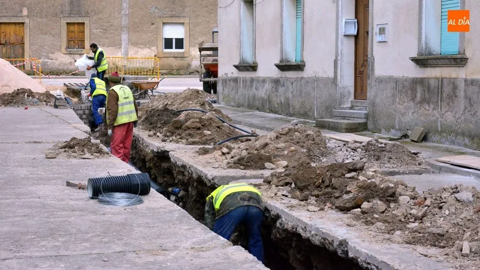 Foto 3 - Avanzan a buen ritmo las obras de saneamiento y pavimentaci&oacute;n en las calles de Lumbrales