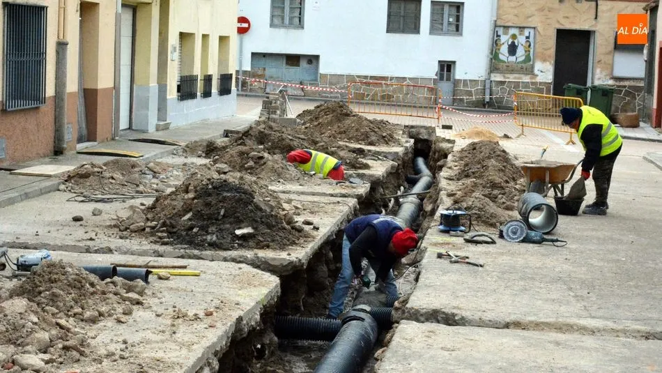 Foto 2 - Avanzan a buen ritmo las obras de saneamiento y pavimentaci&oacute;n en las calles de Lumbrales