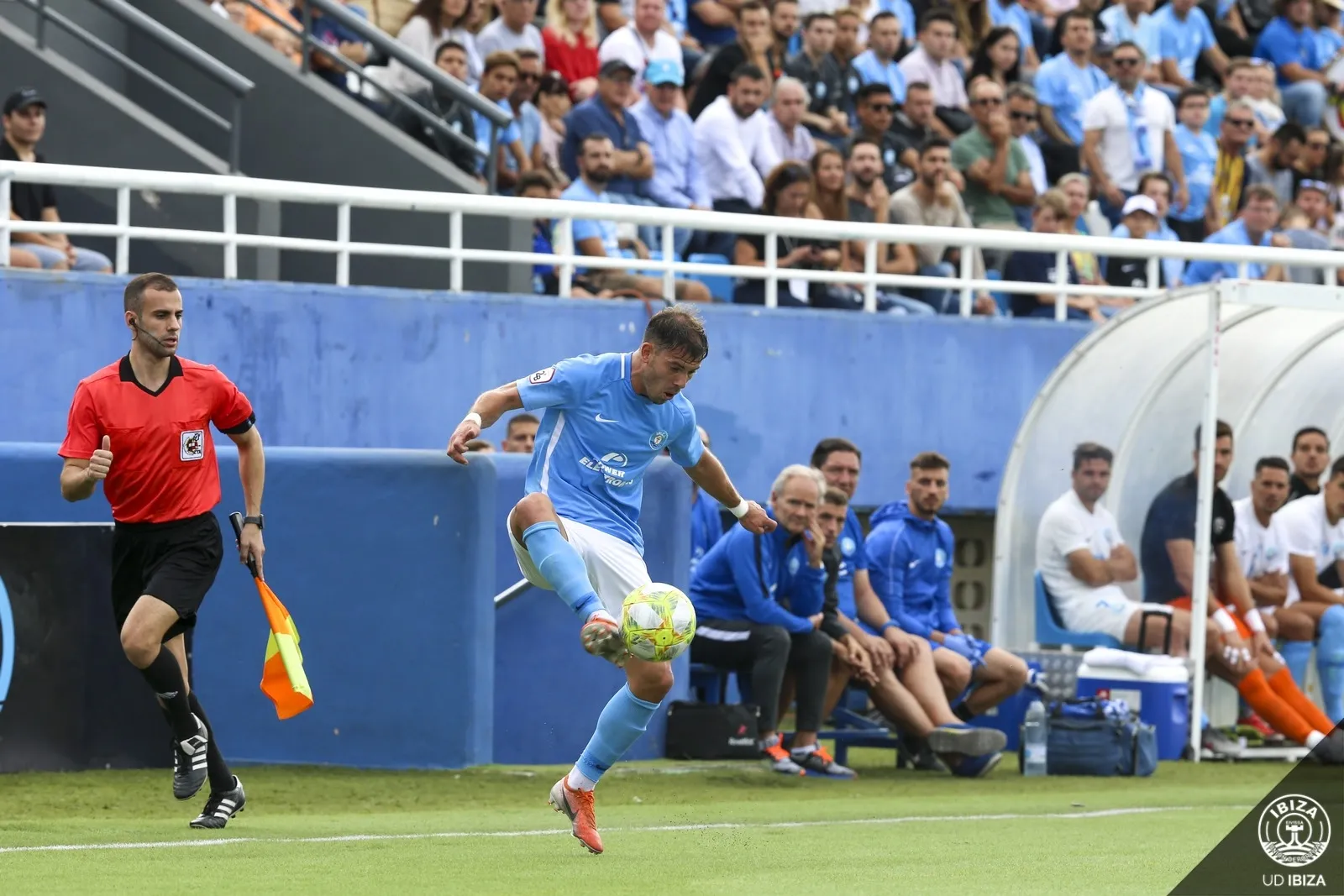 Kike López contra un balón