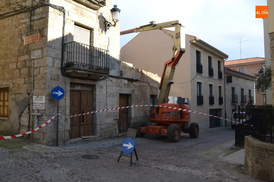Cortada la Rúa del Sol por la intervención en el edificio derruido en diciembre  