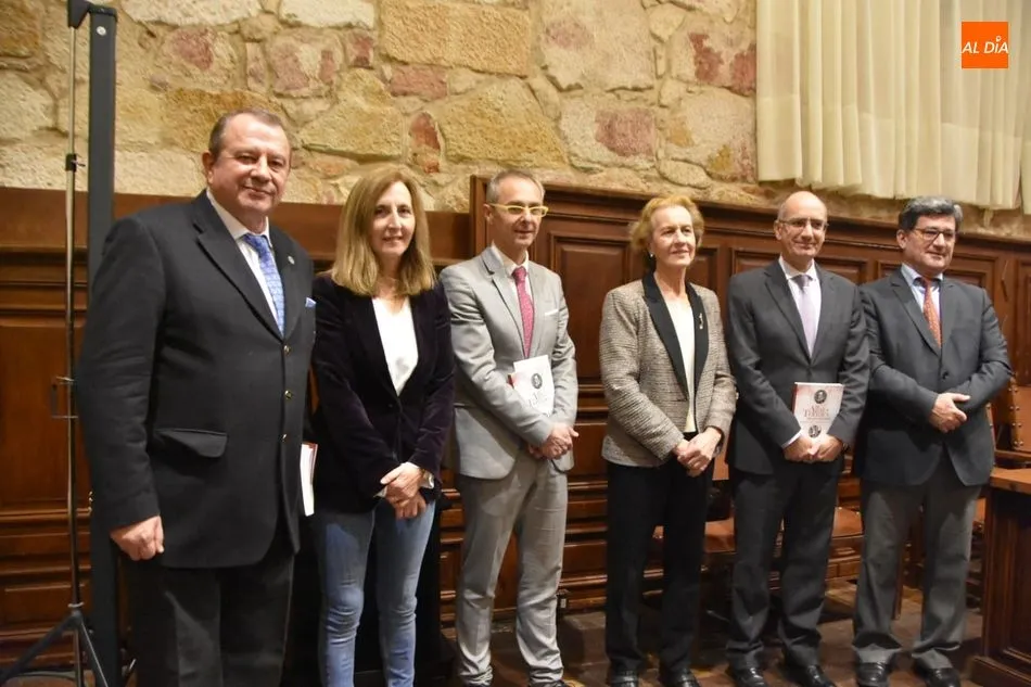 Asistentes al acto de presentación del libro Alba de Tormes Ducal y Teresiana