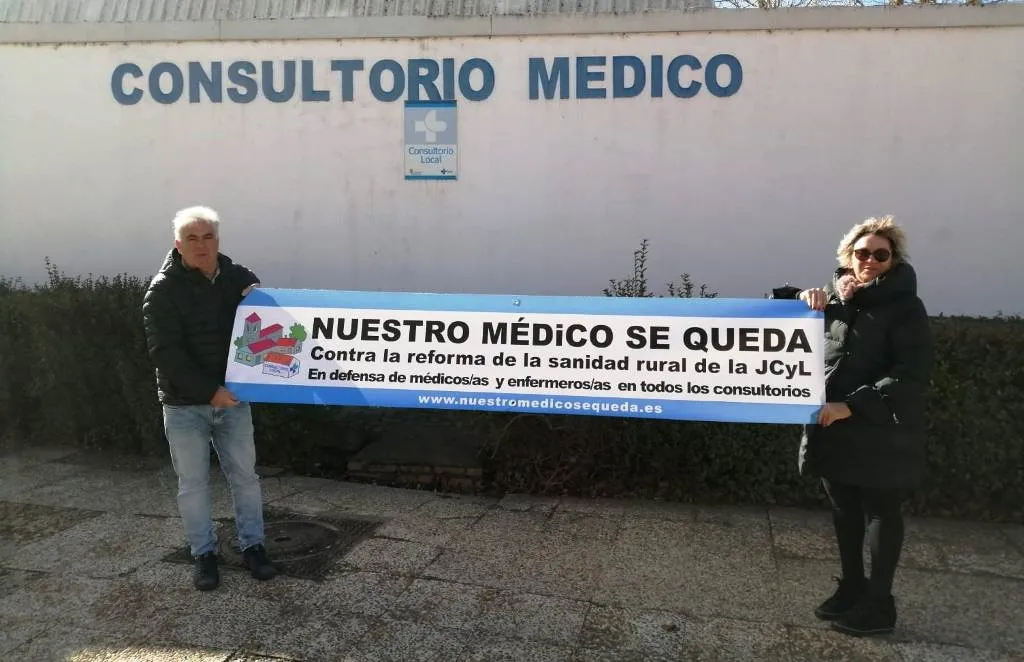 El Grupo Municipal Socialista en el Ayuntamiento de Terradillos con la pancarta en defensa de la sanidad