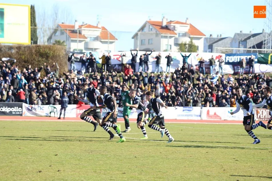 Los jugadores de Unionistas celebran el pase de ronda a dieciseisavos de final