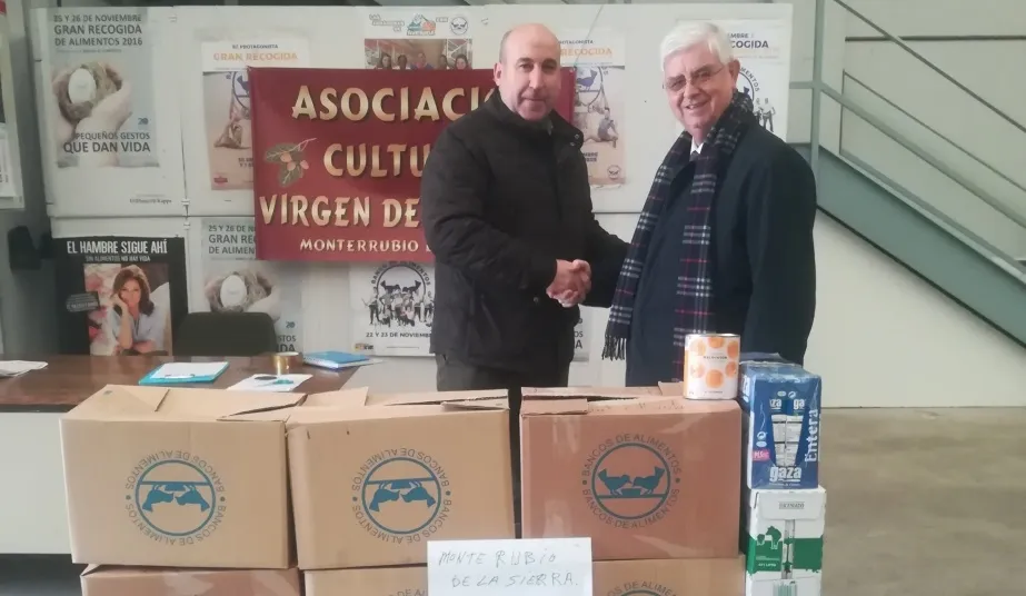 El presidente de la Asociación Virgen de Sacedón, Benjamín Gurrionero, y el del Banco de Alimentos de Salamanca, Godofredo García