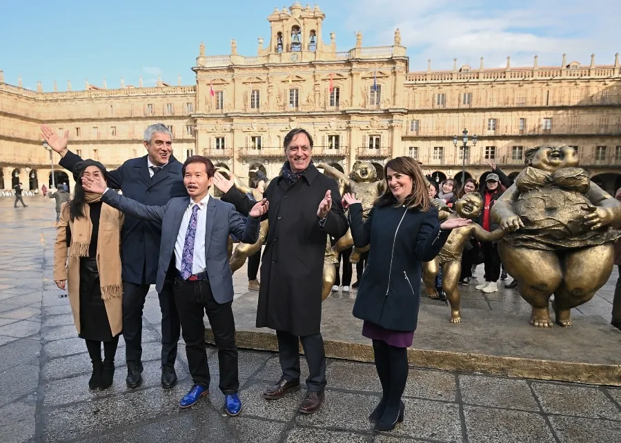 Foto 2 - La escultura 'Tierra soleada' de Xu Hongfei ya luce en la Plaza Mayor