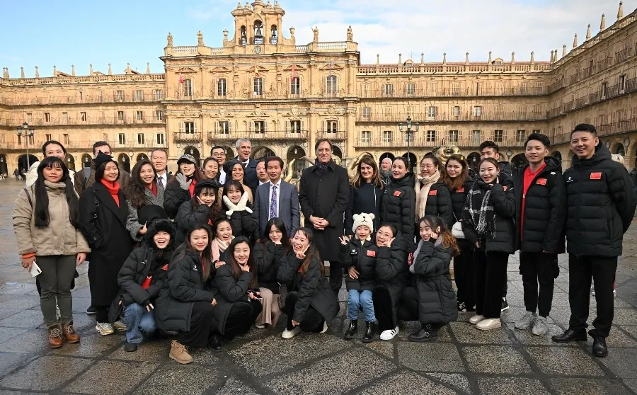 Foto 3 - La escultura 'Tierra soleada' de Xu Hongfei ya luce en la Plaza Mayor