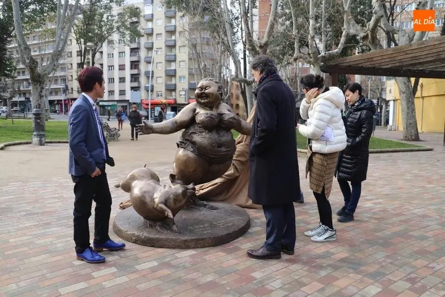 Foto 4 - El parque de Alamedilla suma un nuevo atractivo, la escultura &lsquo;Bailando de felicidad en Espa&ntilde;a&rsquo;