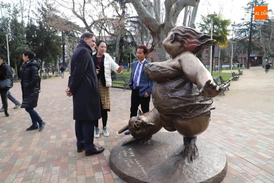 Foto 2 - El parque de Alamedilla suma un nuevo atractivo, la escultura &lsquo;Bailando de felicidad en Espa&ntilde;a&rsquo;