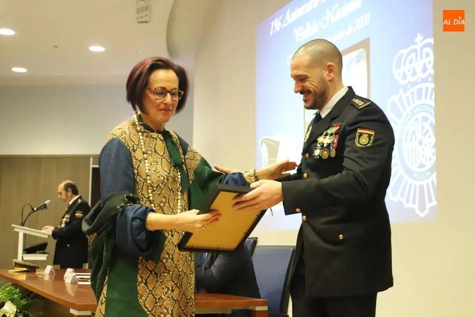 Foto 10 - Emocionante reconocimiento a los agentes destacados y a los &uacute;ltimos jubilados de la Polic&iacute;a...