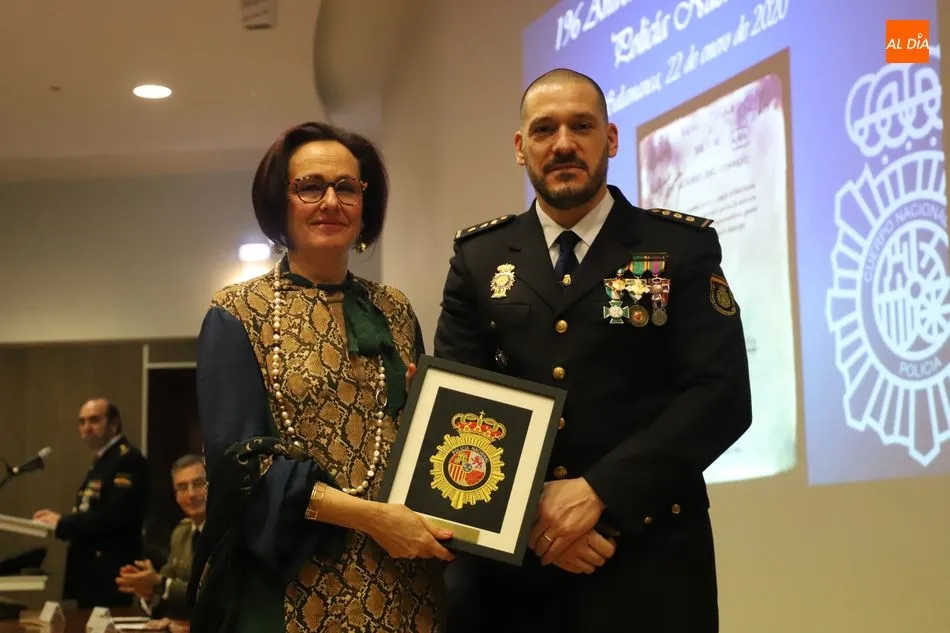 Foto 9 - Emocionante reconocimiento a los agentes destacados y a los &uacute;ltimos jubilados de la Polic&iacute;a...