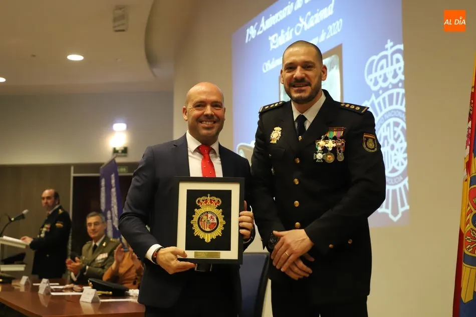 Foto 8 - Emocionante reconocimiento a los agentes destacados y a los &uacute;ltimos jubilados de la Polic&iacute;a...