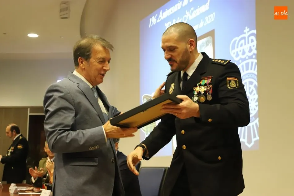 Foto 7 - Emocionante reconocimiento a los agentes destacados y a los &uacute;ltimos jubilados de la Polic&iacute;a...