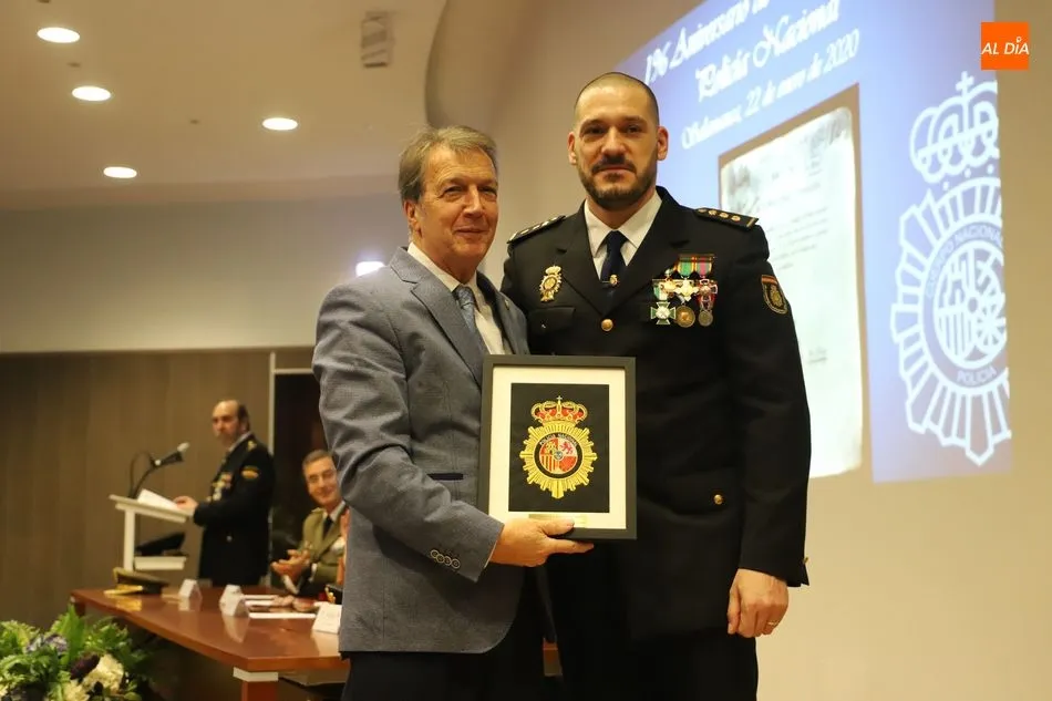Foto 6 - Emocionante reconocimiento a los agentes destacados y a los &uacute;ltimos jubilados de la Polic&iacute;a...