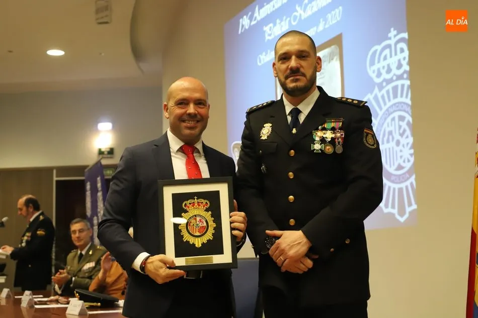 Foto 5 - Emocionante reconocimiento a los agentes destacados y a los &uacute;ltimos jubilados de la Polic&iacute;a...