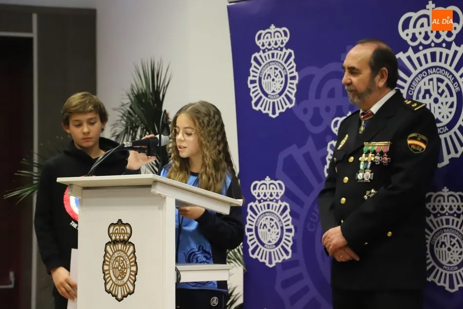 Foto 4 - Emocionante reconocimiento a los agentes destacados y a los &uacute;ltimos jubilados de la Polic&iacute;a...