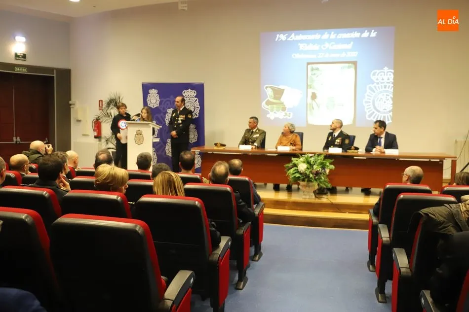 Foto 3 - Emocionante reconocimiento a los agentes destacados y a los &uacute;ltimos jubilados de la Polic&iacute;a...