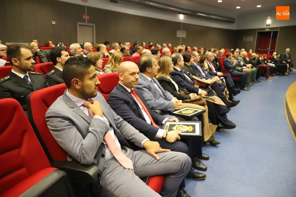 Foto 2 - Emocionante reconocimiento a los agentes destacados y a los &uacute;ltimos jubilados de la Polic&iacute;a...