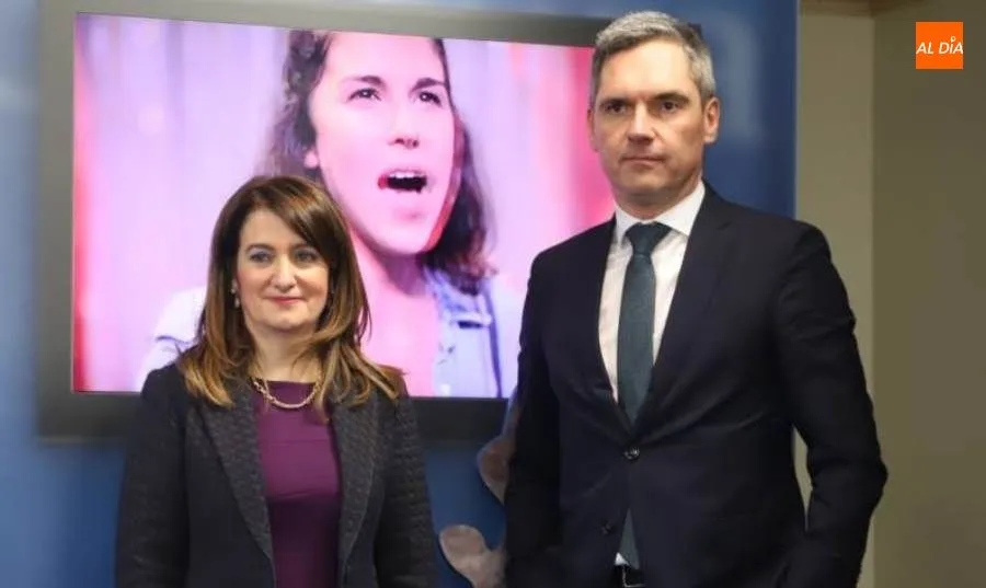 La concejal de Educación del Ayuntamiento de Salamanca, María Victoria Bermejo, y el director del Área de Negocio de CaixaBank en Salamanca, Carlos Urruti, en la presentación de este montaje. Foto de Lydia González