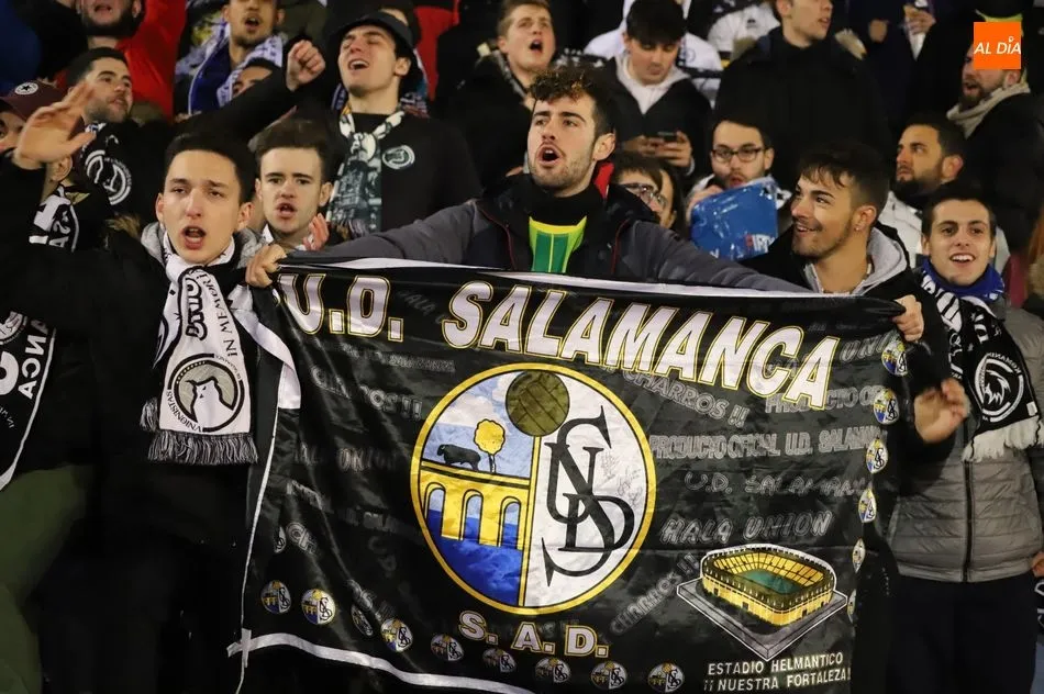 Un aficionado, con una bandera de la UDS / Lydia González