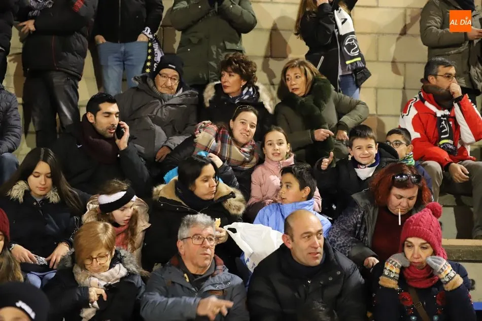 Foto 6 - La afici&oacute;n de Unionistas delira en la fiesta del f&uacute;tbol popular contra el Real Madrid
