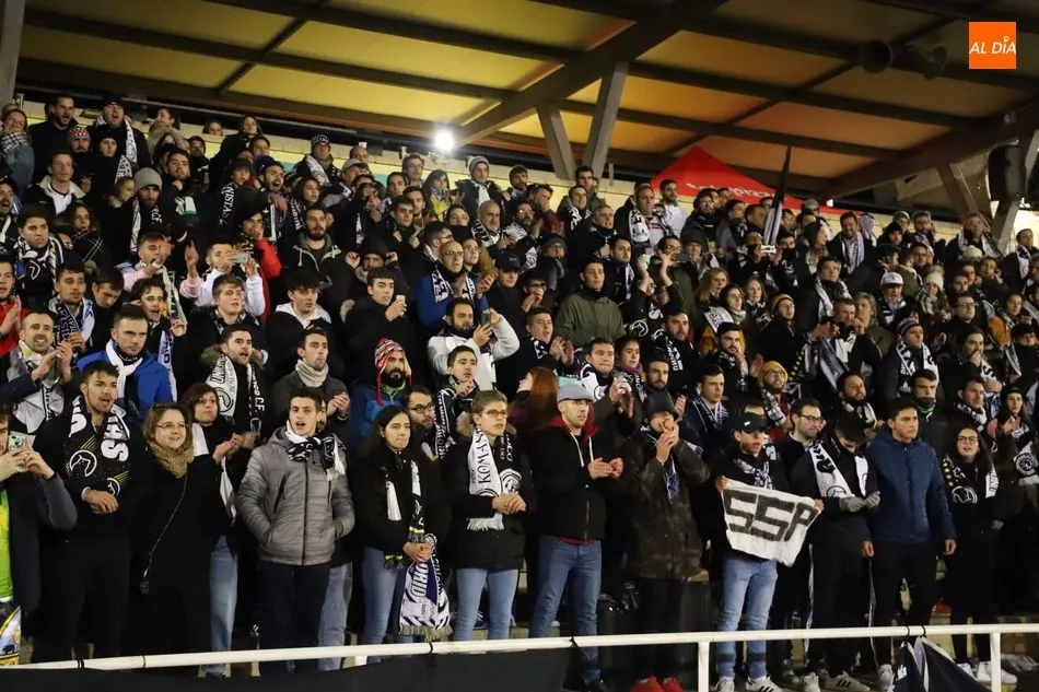 Foto 3 - La afici&oacute;n de Unionistas delira en la fiesta del f&uacute;tbol popular contra el Real Madrid