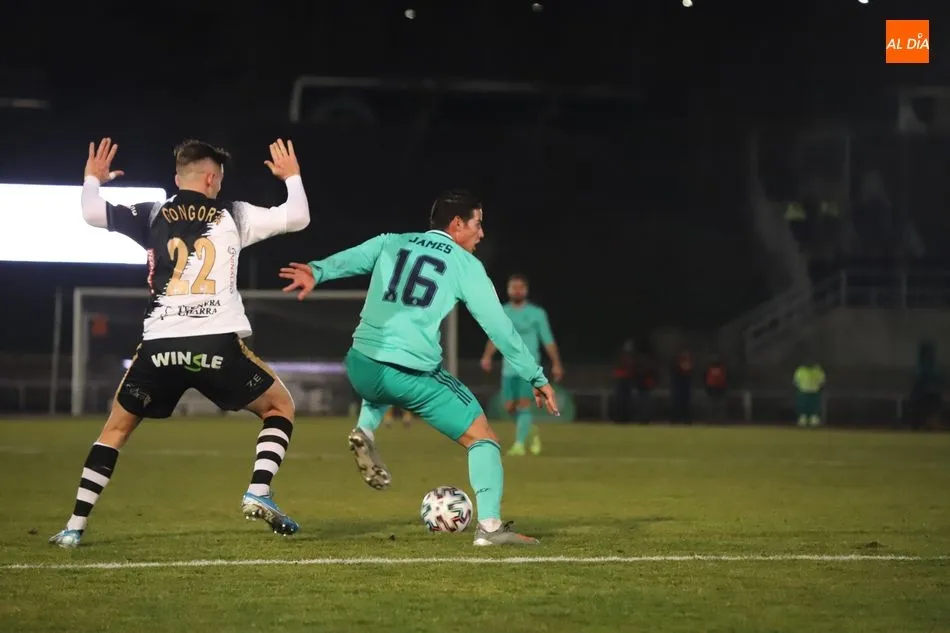 James controla un balón ante Góngora