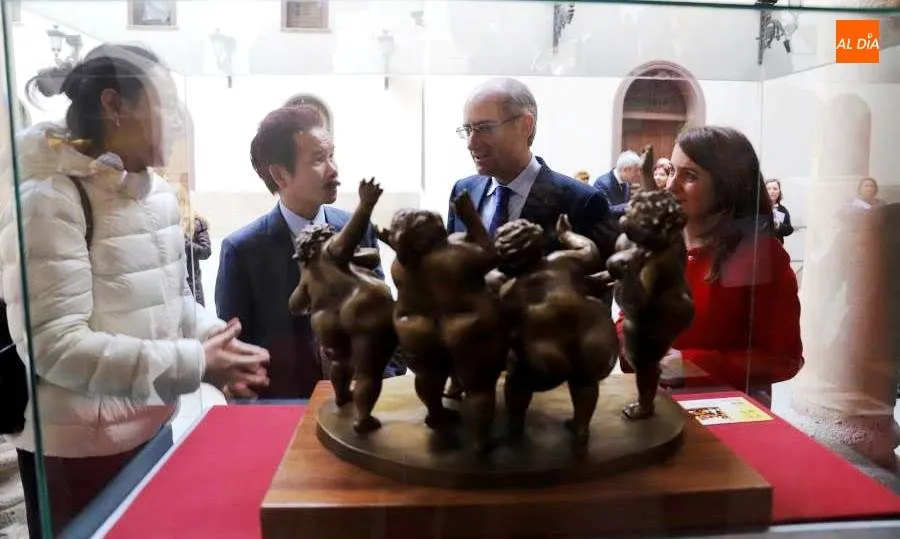 El artista chino Xu Hongfei en La Salina, junto al presidente de la Diputación, Javier Iglesias, y la concejala de Cultura, María Victoria Bermejo. Foto de Lydia González