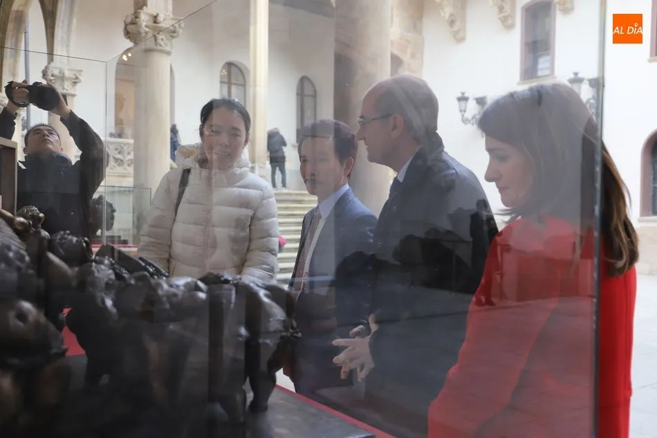 Foto 4 - Una selecci&oacute;n de 16 obras de Xu Hongfei se expone en el patio del Palacio de la Salina
