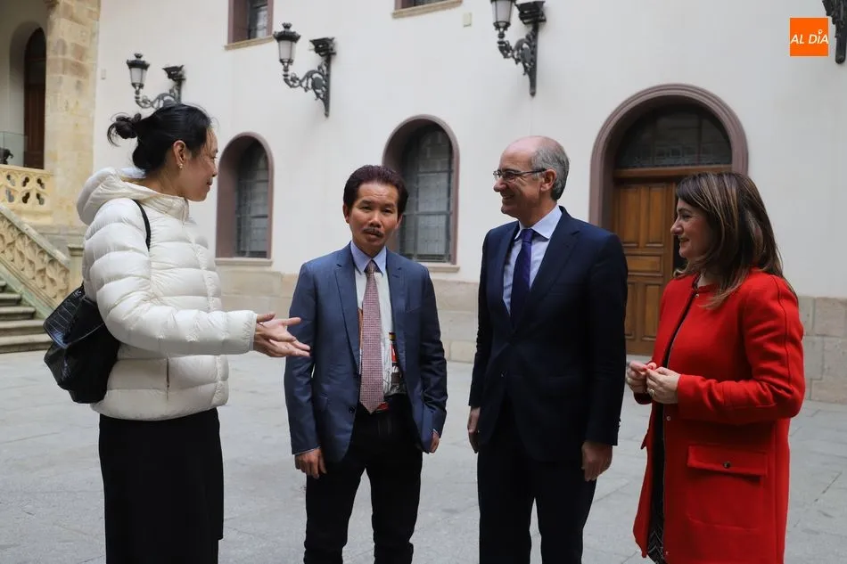 Foto 3 - Una selecci&oacute;n de 16 obras de Xu Hongfei se expone en el patio del Palacio de la Salina