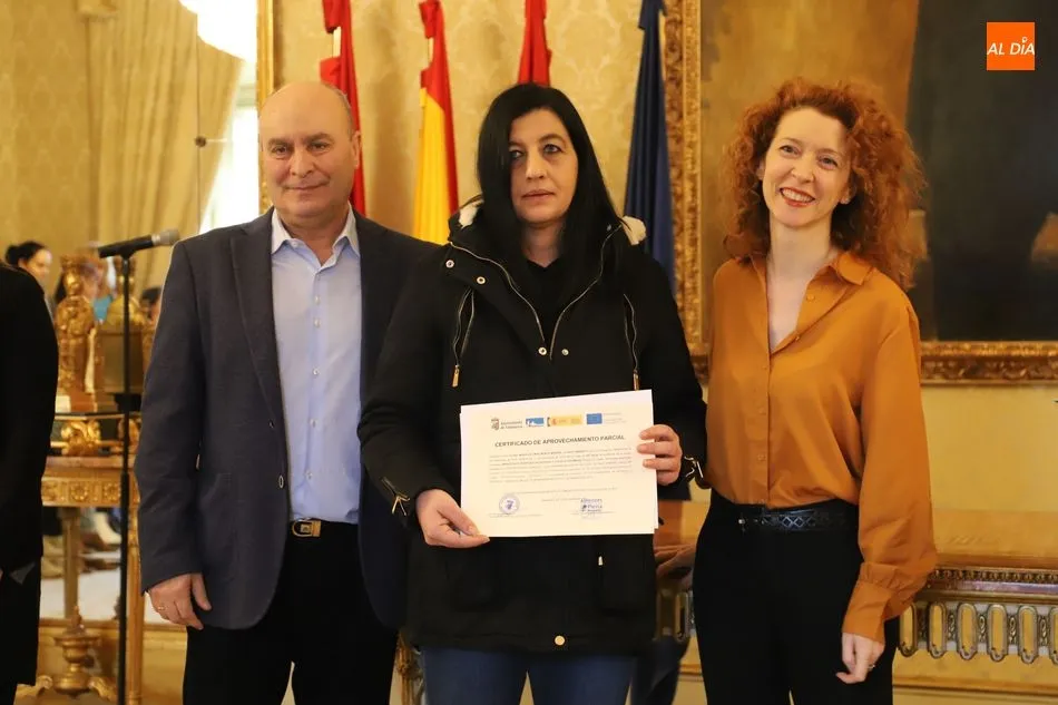 Foto 11 - D&iacute;a feliz para las once personas que han completado un curso municipal de limpieza
