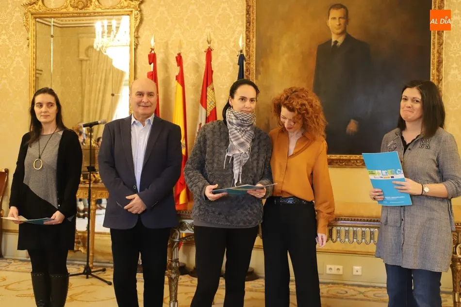 Foto 3 - D&iacute;a feliz para las once personas que han completado un curso municipal de limpieza