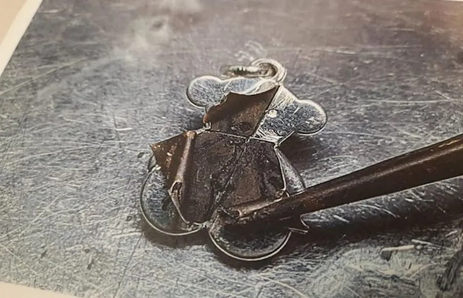 Fotografía cedida por Consujoya de análisis de pieza de Tous - CONSUJOYA