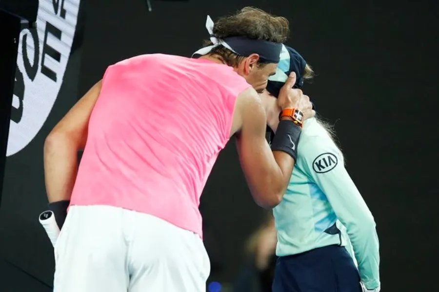 Beso de Rafa Nadal a una recogepelotas en Australia. Foto EP