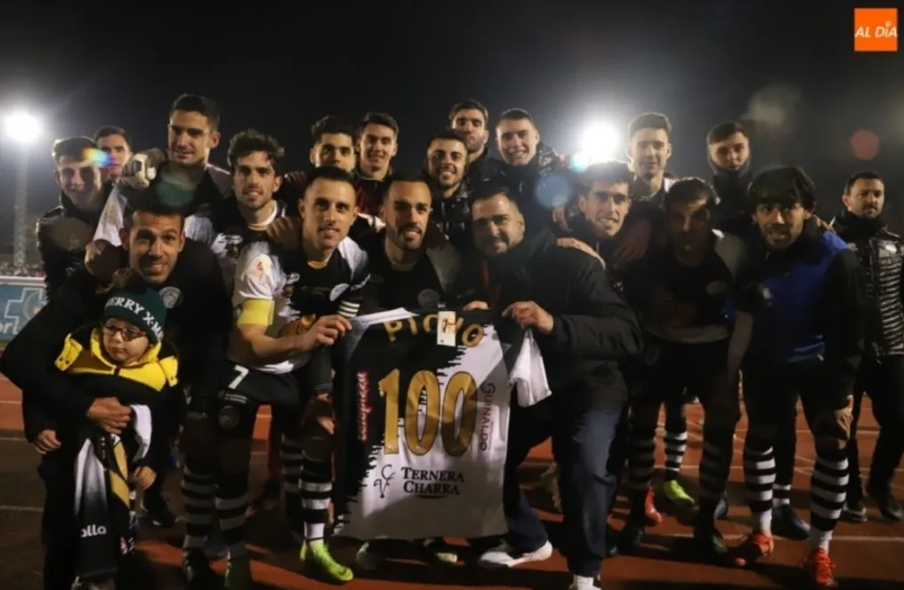 Piojo posa con la camiseta en compañía de sus compañeros y Sandoval