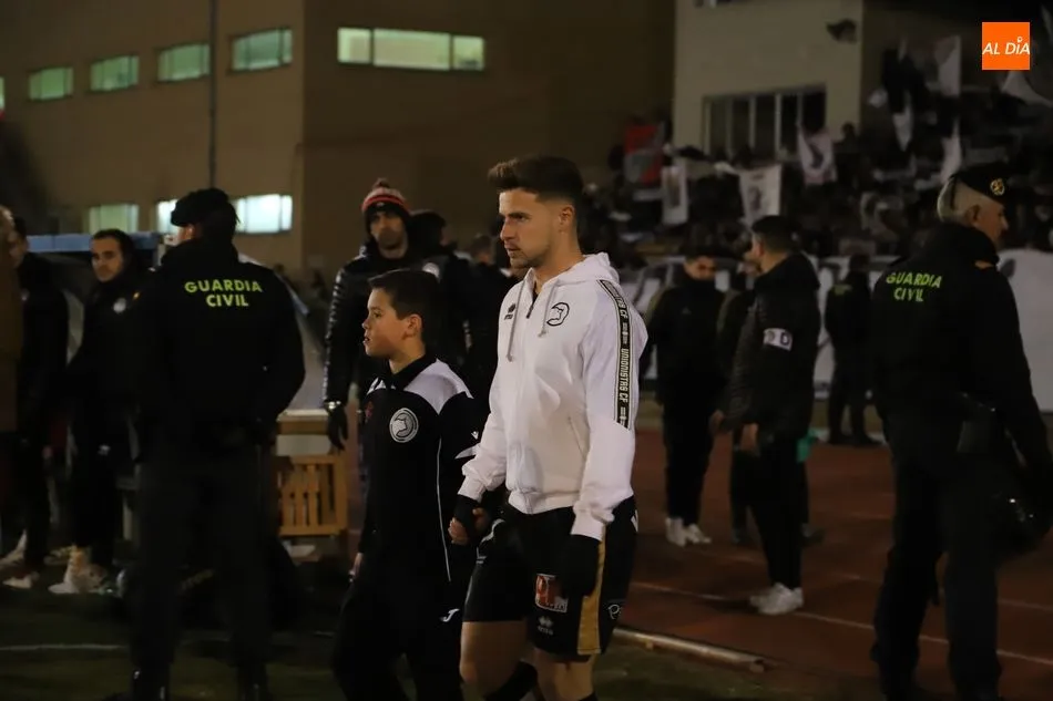 Garrido salta al campo en el partido con el Madrid