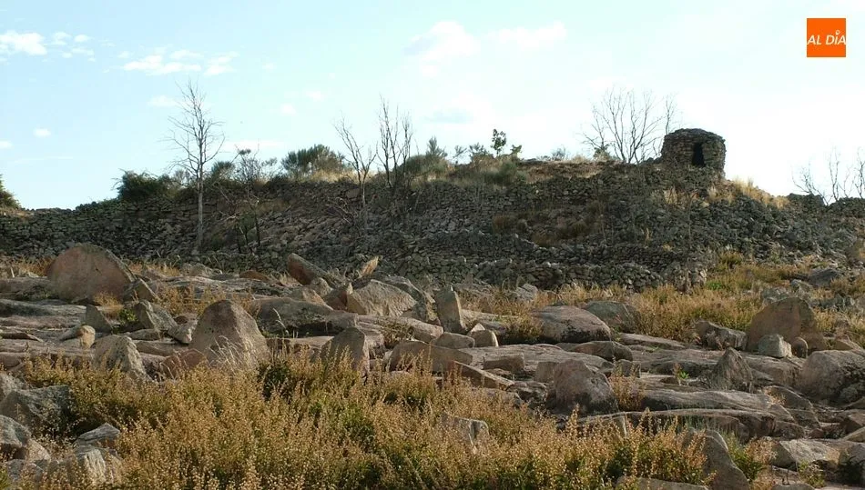 Un impresionante campo de piedras hincadas completa la defensa del castro de Saldeana / Miguel Corral