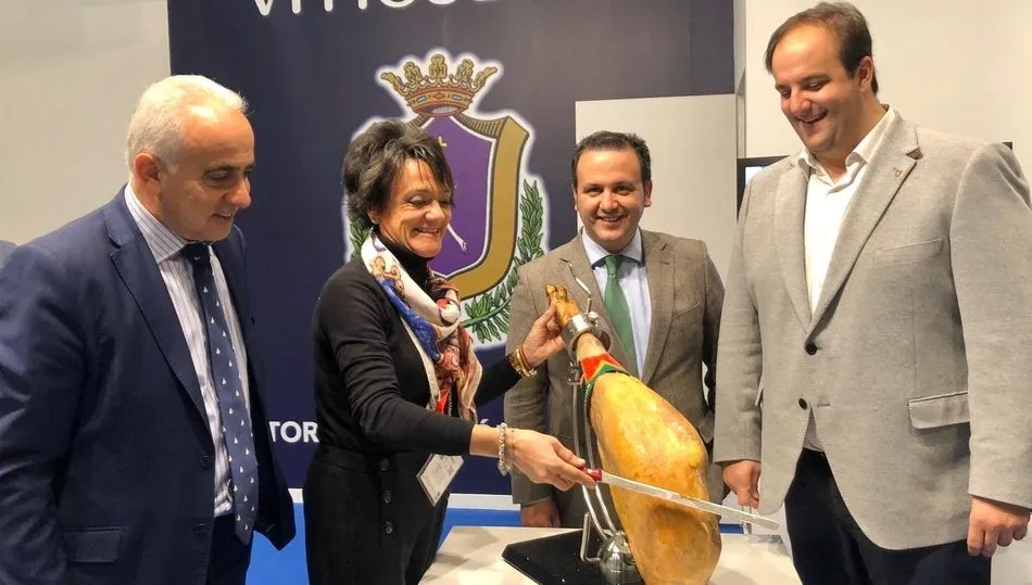 La alcaldesa de Vitigudino acompañada de los diputados Jesús María Ortiz y Javier García, además del alcalde de Guijuelo