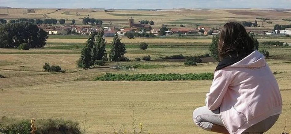 Un niña observa su pueblo