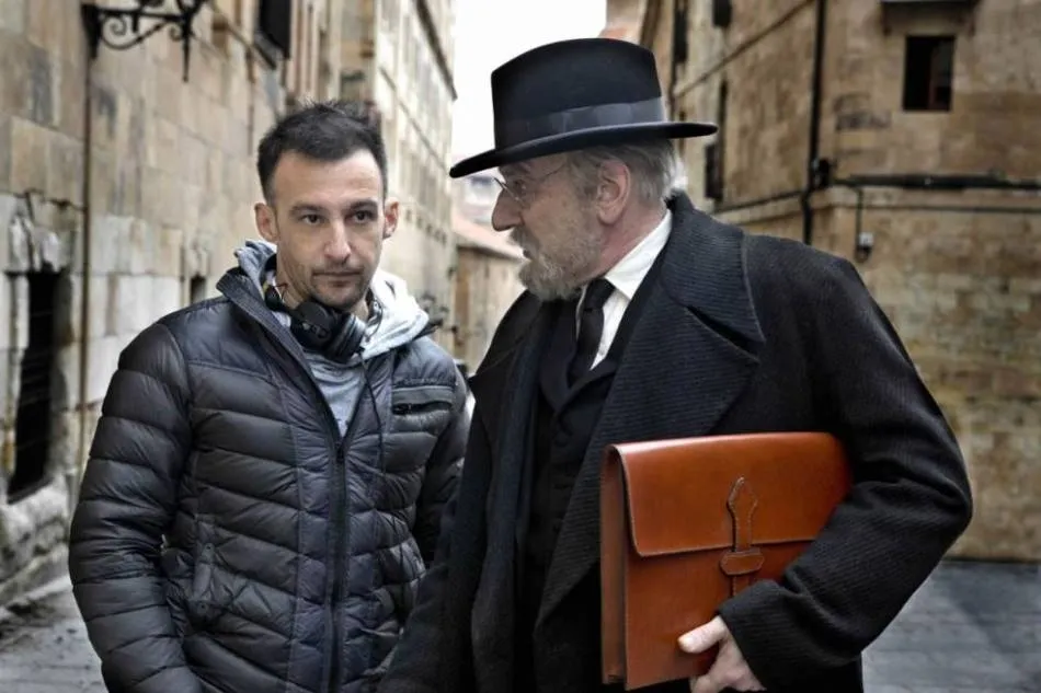 Alejandro Amenábar, director de la película, junto a Karra Lejalde, protagonista, en un momento del rodaje en Salamanca