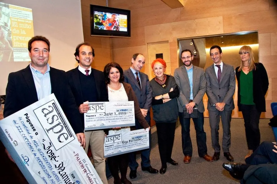 José Manuel Blanco, en primer término, recogiendo un premio a su buena labor periodística