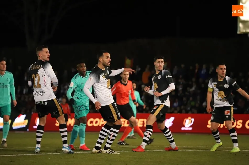 Jugadores de Unionistas defienden un ataque del Real Madrid en el partido de Copa del Rey / Archivo